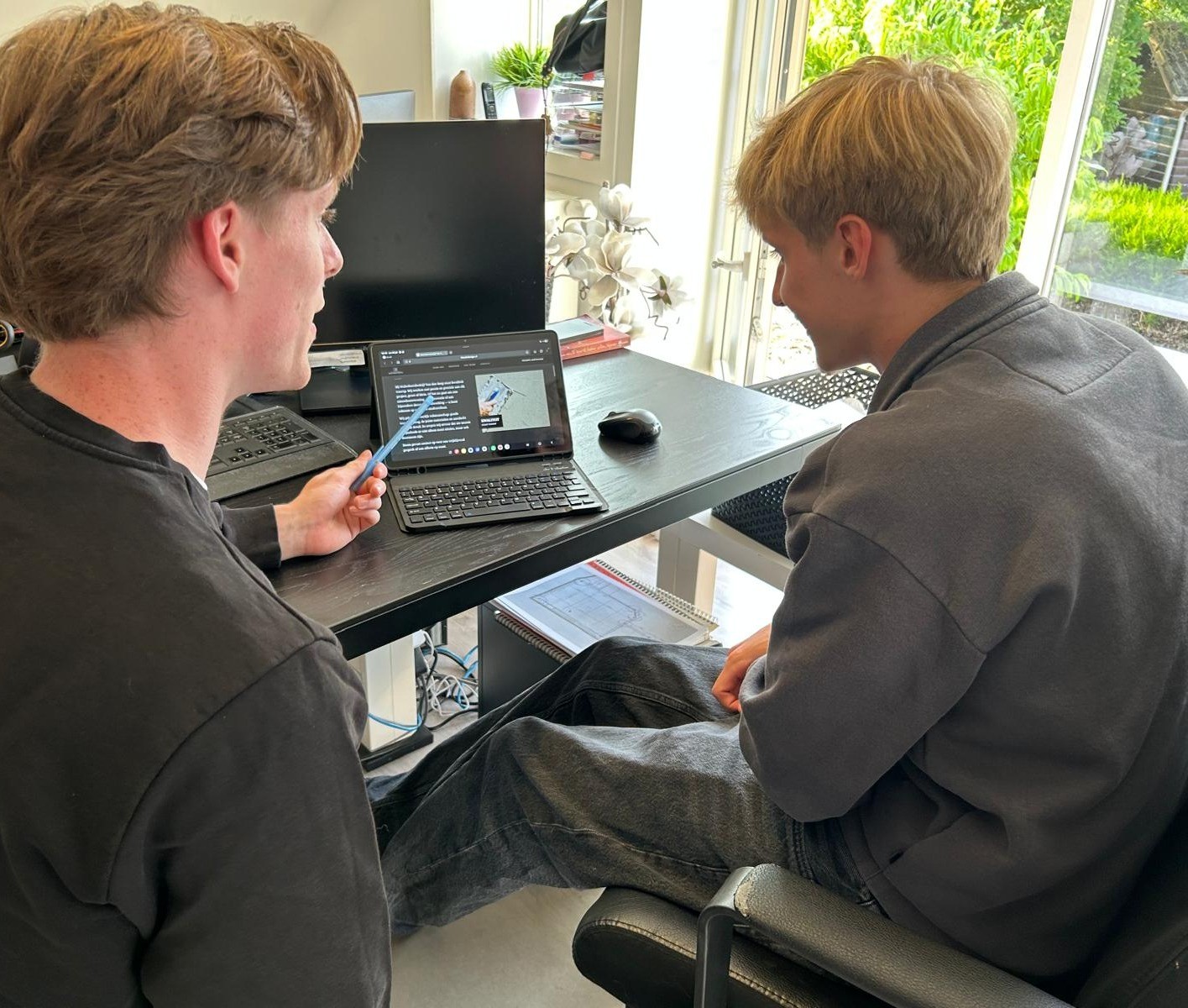 Yari en Juul van HLWebdesign aan het werk